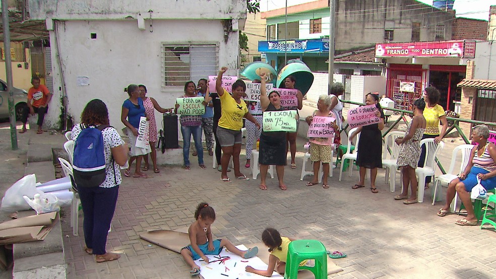 Em março deste ano, mães se reuniram em uma praça do bairro de Passarinho para protestar contra a falta de vagas na escola municipal do bairro (Foto: Reprodução/TV Globo)