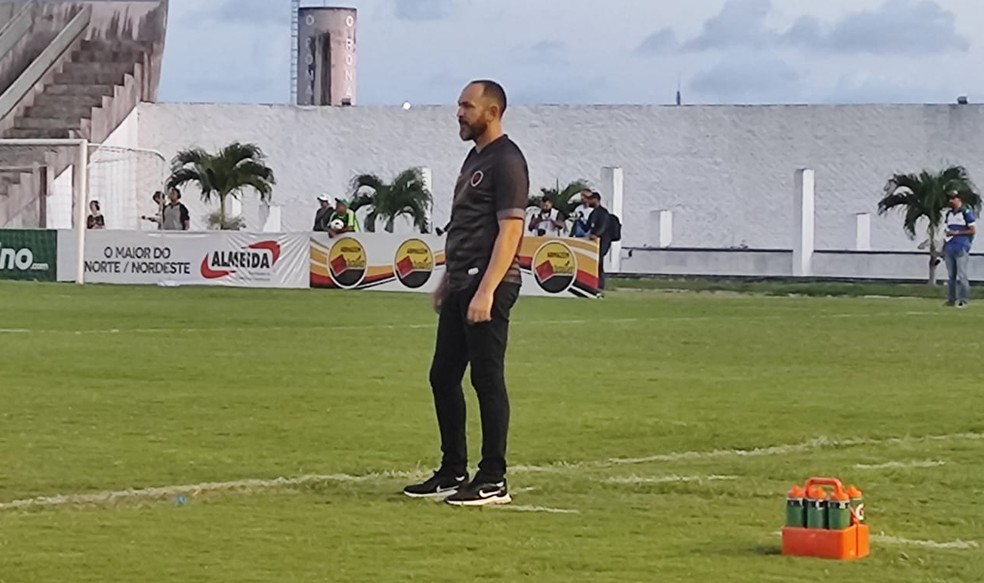 Moisés Egert na área técnica durante o Clássico Tradição entre Botafogo-PB e Treze — Foto: Mário Aguiar / ge