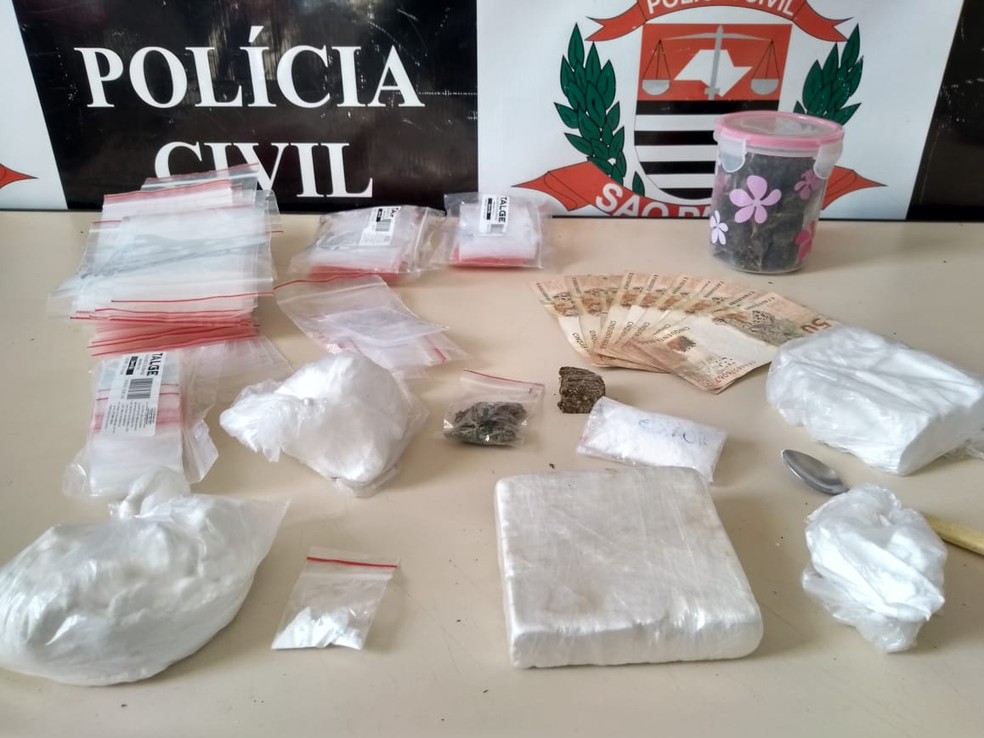 PorÃ§Ãµes de maconha e cocaÃ­na foram apreendidas em Itapetininga â€” Foto: DivulgaÃ§Ã£o/PolÃ­cia Civil