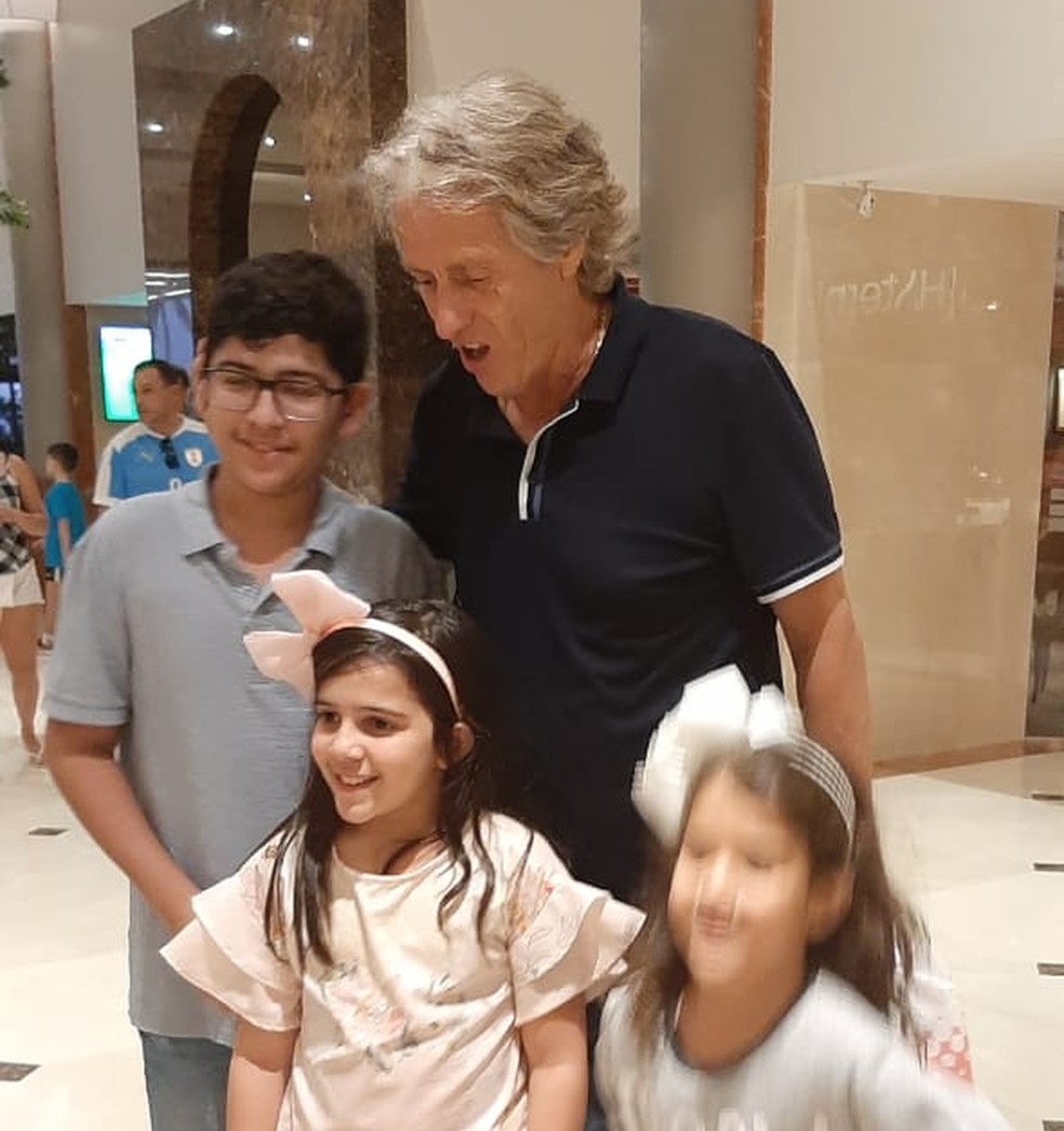 Jorge Jesus tira fotos com pequenos torcedores no hotel — Foto: Rodrigo Cerqueira / GloboEsporte.com