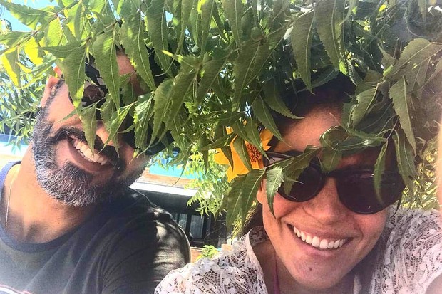Bruno Cabrerizo e Carol Castro brincam com folhas (Foto: Reprodução/Instagram)