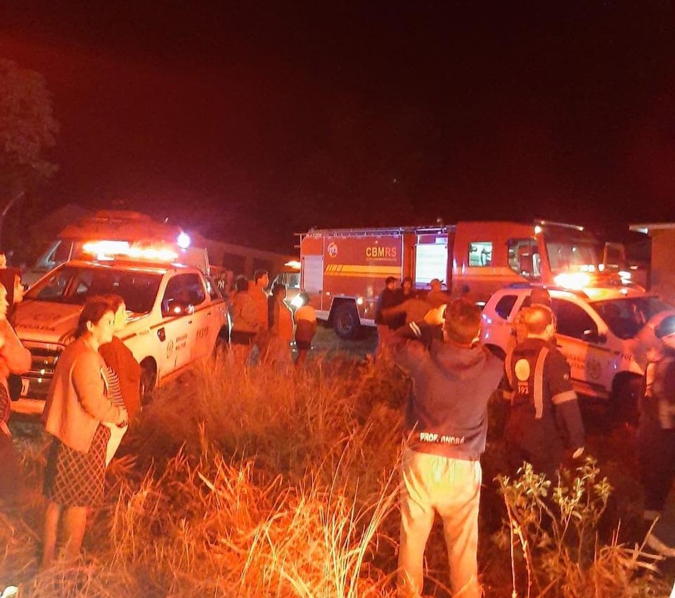 Corpo de Bombeiros, Polícia Civil e Birgada Militar atenderam ocorrência de incêndio na  Reserva do Alto Recreio em Ronda Alta  — Foto: Rádio Sul Brasileira 