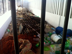 Grades arrancadas das celas ainda não foram repostas (Foto: Anderson Barbosa/G1) Grades arrancadas das celas ainda não foram repostas (Foto: Anderson Barbosa/G1)