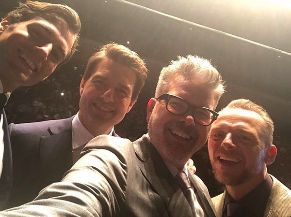 O ator Tom Cruise com o diretor Chris McQuarrie e os colegas de elenco de Missão: Impossível, Henry Cavill e Simon Pegg (Foto: Instagram)