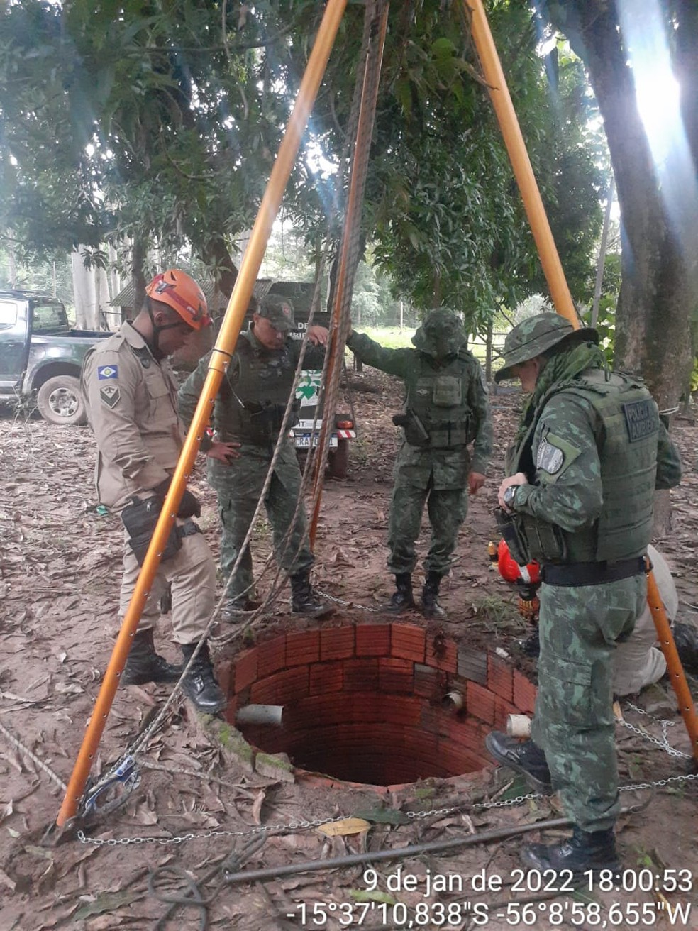 Militares usaram tripé de salvamento para o resgate — Foto: CBM