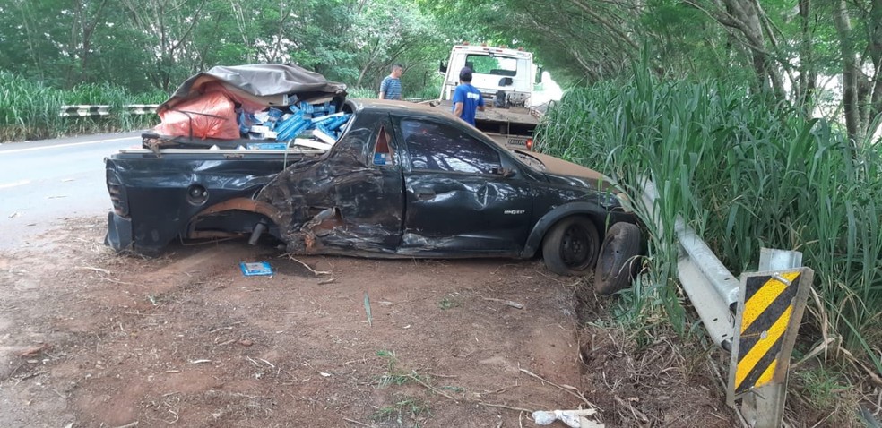 O carro e a carga foram apreendidos na Delegacia da Receita Federal em Guaira — Foto: PRF