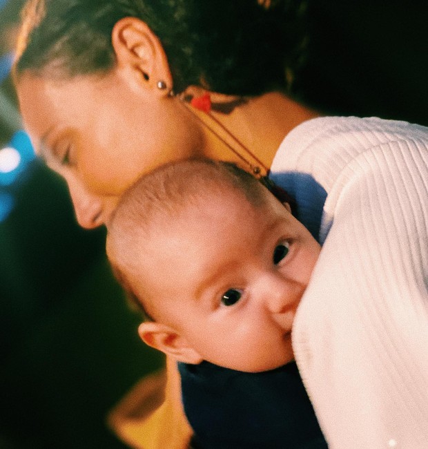 Débora Nascimento com Francisco, filho de Thaila Ayala e Renato Góes (Foto: Reprodução / Instagram)