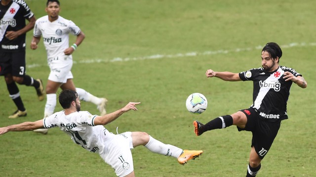 Viña e Benítez em lance de Vasco x Palmeiras