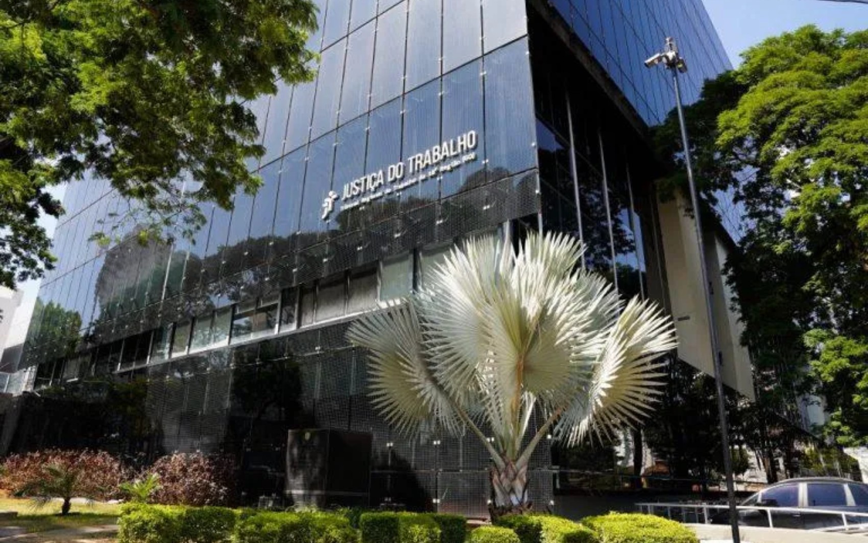 Recepcionista será indenizada em R$ 50 mil após ser agarrada e levar tapas no bumbum do chefe em laboratório de Goiânia, diz Justiça 