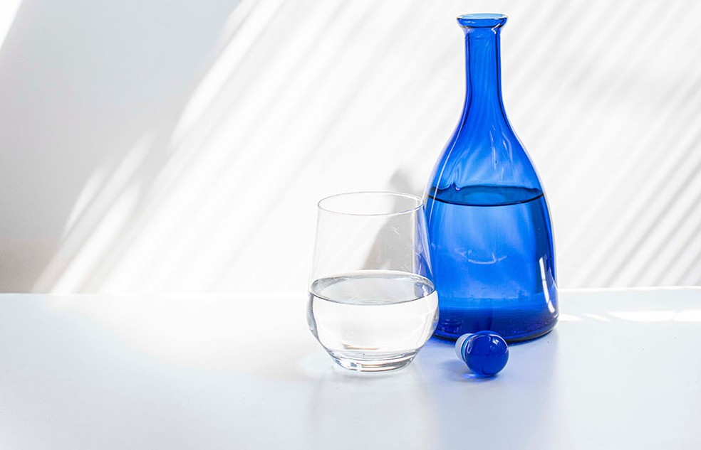 Deixar garrafa de água na mesa do trabalho é dica para consumir mais o líquido durante o dia — Foto: Reprodução da Internet