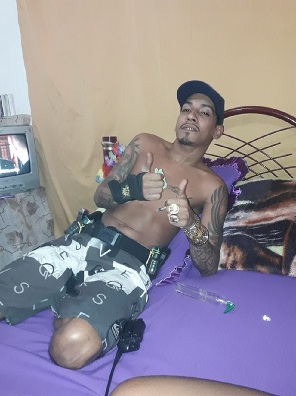 Charlinho posa com drogas, radiotransmissores e granadas em 2017 — Foto: Reprodução