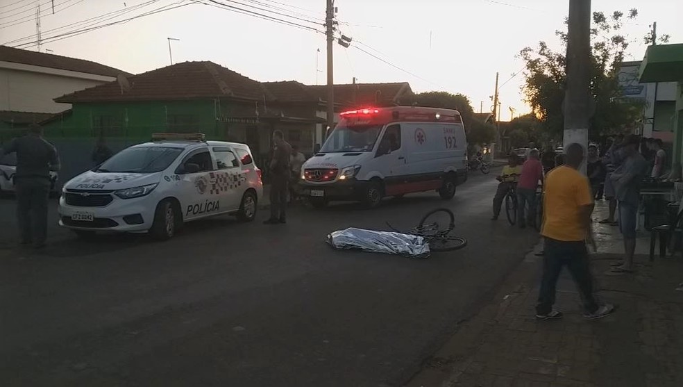 Ciclista morre após ser atropelado por ônibus em Santa Cruz das Palmeiras — Foto: Reprodução EPTV