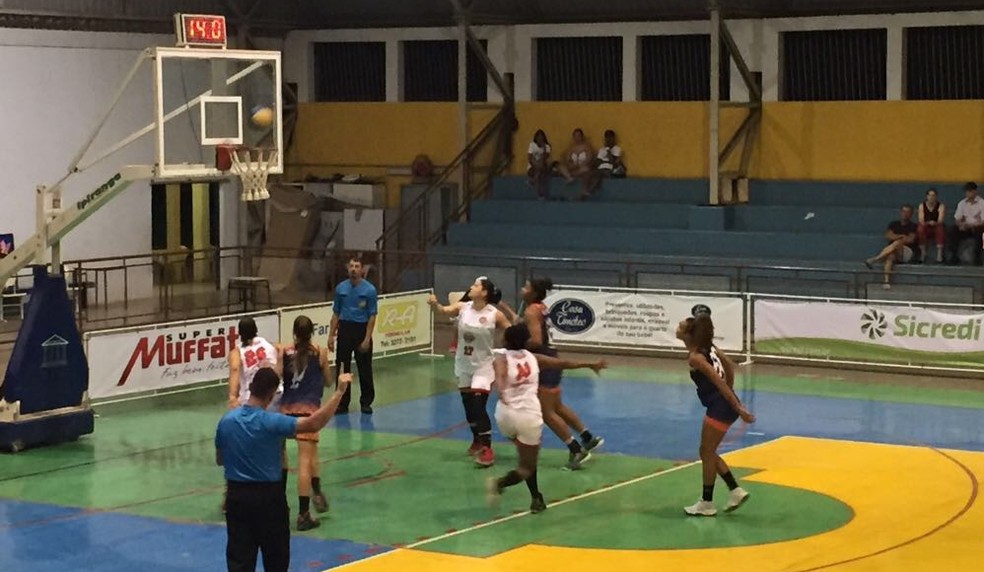 Com duploduplo de Bárbara, Basquete Venceslau