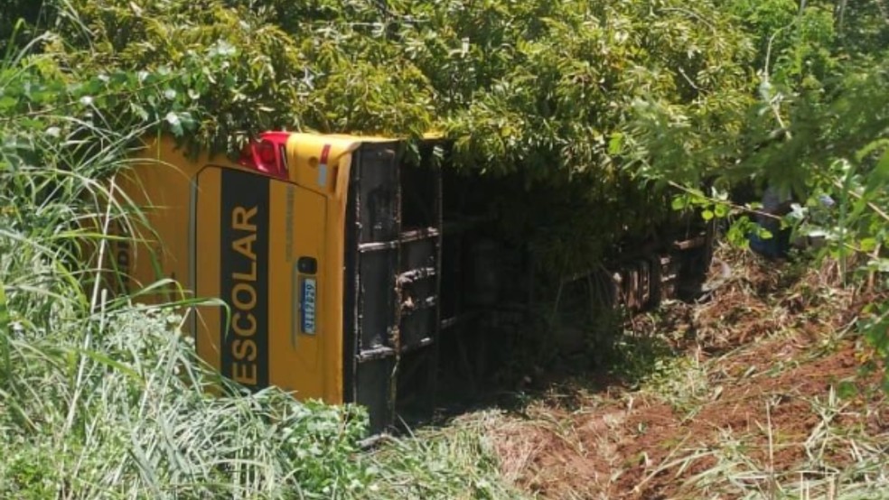 Ônibus escolar tomba na cidade do Cedro, no interior do Ceará — Foto: Arquivo pessoal