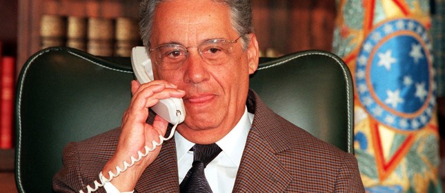 Resultado de imagem para fernando henrique telefonando