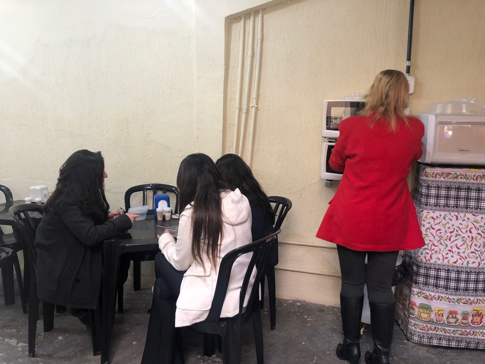 As advogadas Gabriela Nogueira, Laura Nunes e Luana Figueiredo almoçam em espaço para marmitas no Brooklin — Foto: Patrícia Figueiredo/G1