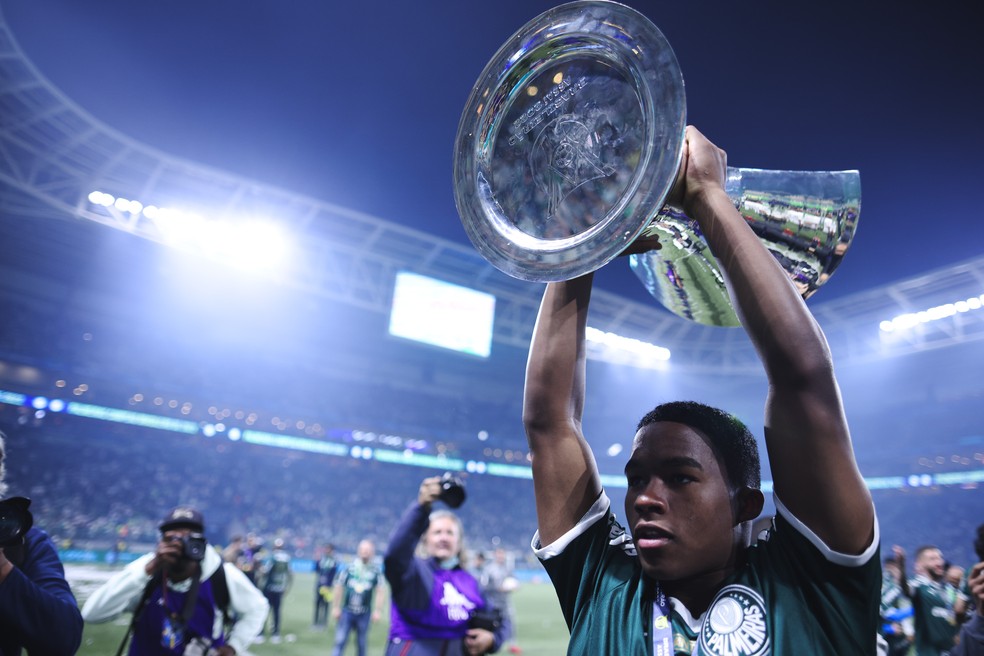 Endrick levanta taça de campeão brasileiro pelo Palmeiras — Foto: Ettore Chiereguini/AGIF