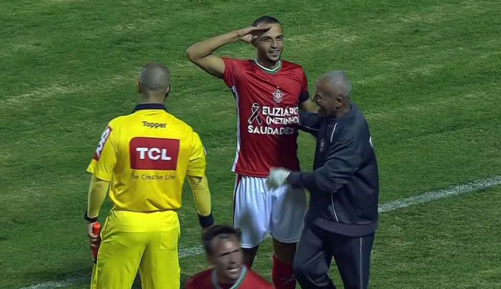 Thaciano comemora um dos 10 gols pelo Boa Esporte (Foto: Reprodução Premiere FC)