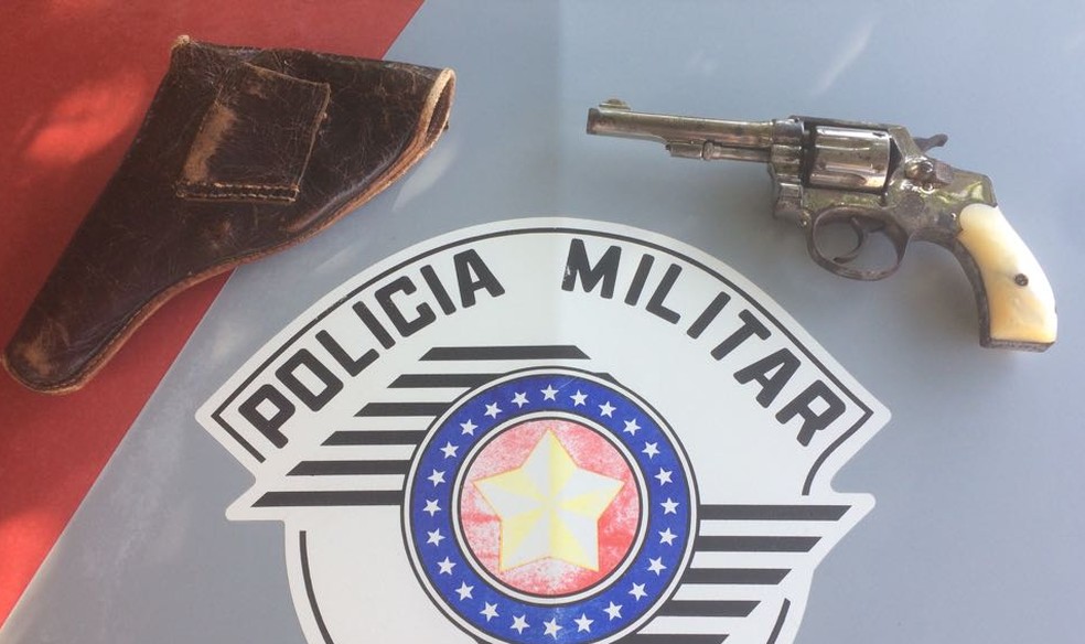 Idoso alegou que revólver de calibre 32 foi herdado de seu pai (Foto: Polícia Militar/Cedida)