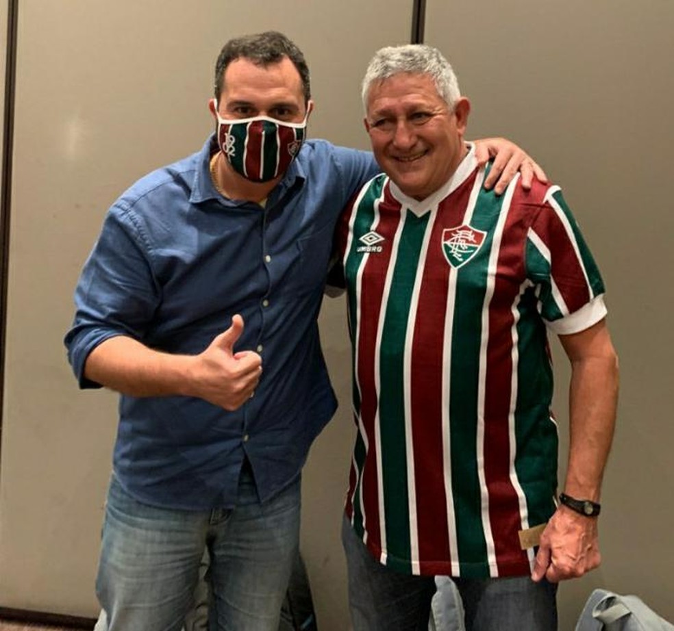 Romerito ganhou a nova camisa do Flu e tirou foto com o presidente Mário Bittencourt — Foto: Divulgação