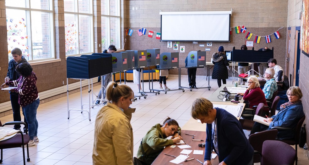 Eleitores votam durante eleições de meio de mandato nos Estados Unidos. — Foto: Joel Bissell/The Grand Rapids Press via AP