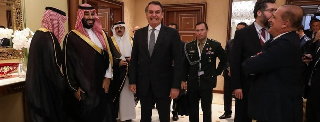 Bolsonaro encontra Mohammed bin Salman, príncipe da Arábia Saudita, governo totalitário que doou as joias de R$ 16 milhões retidas pela Receita — Foto: Divulgação