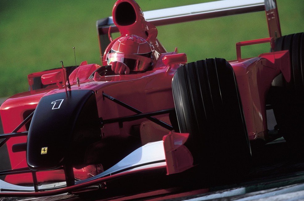 Na Itália, em 2001, a Ferrari correu sem patrocinadores e com o bico preto como luto pelos atentados de 11 de setembro nos EUA (Foto: Mark Thompson/Getty Images)