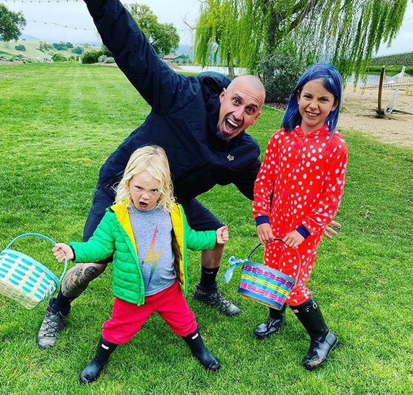 O marido da cantora Pink com os dois filhos do casal (Foto: Instagram)