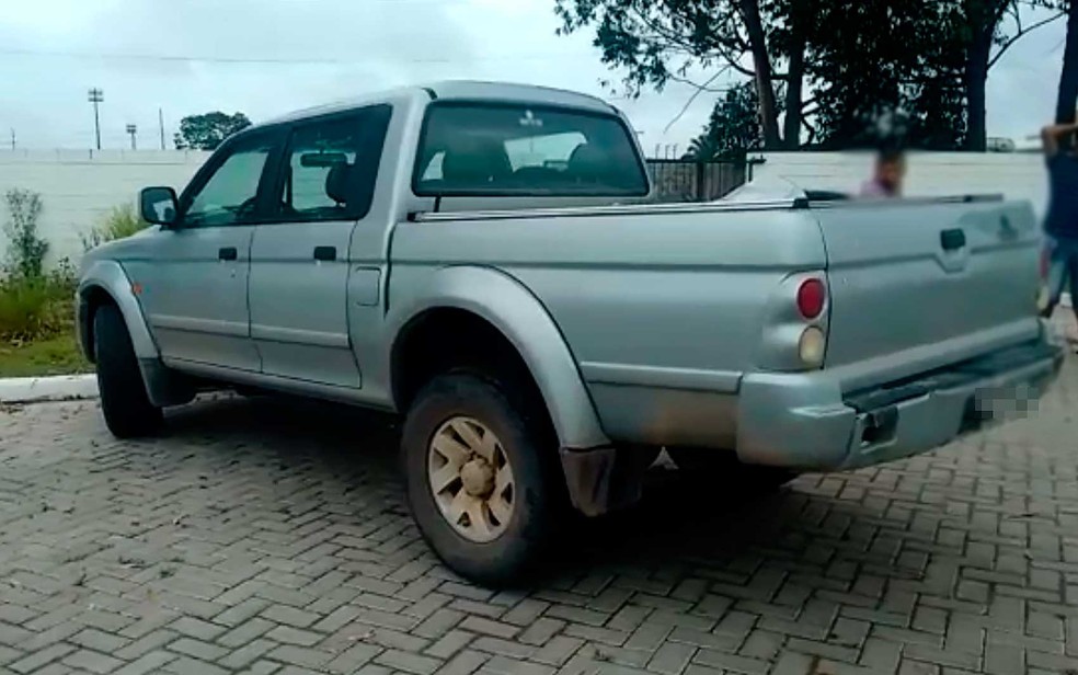 Carro que motorista estava dirigindo e ao dar ré atingiu criança no sul da Bahia (Foto: Taísa Moura/TV Santa Cruz)