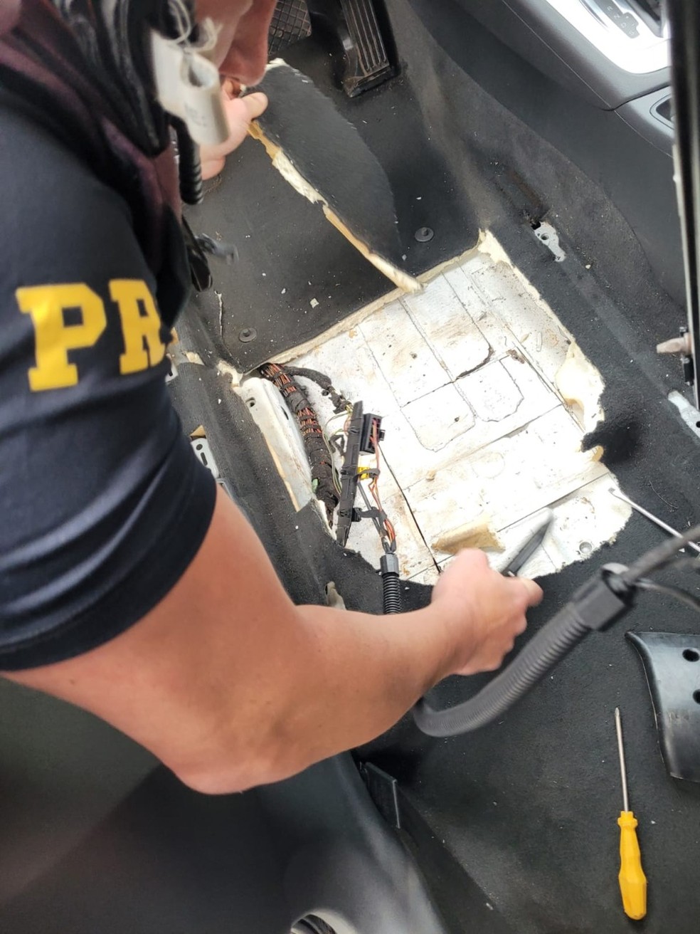 Cocaína estava em fundo falso no assoalho do carro — Foto: PRF