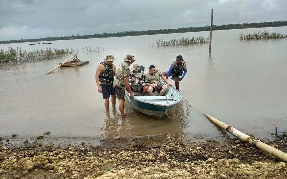 Policiais militares durante as buscas no Rio SÃ£o Francisco, apÃ³s barco virar e deixar desaparecidos no norte da Bahia â€” Foto: Central NotÃ­cia