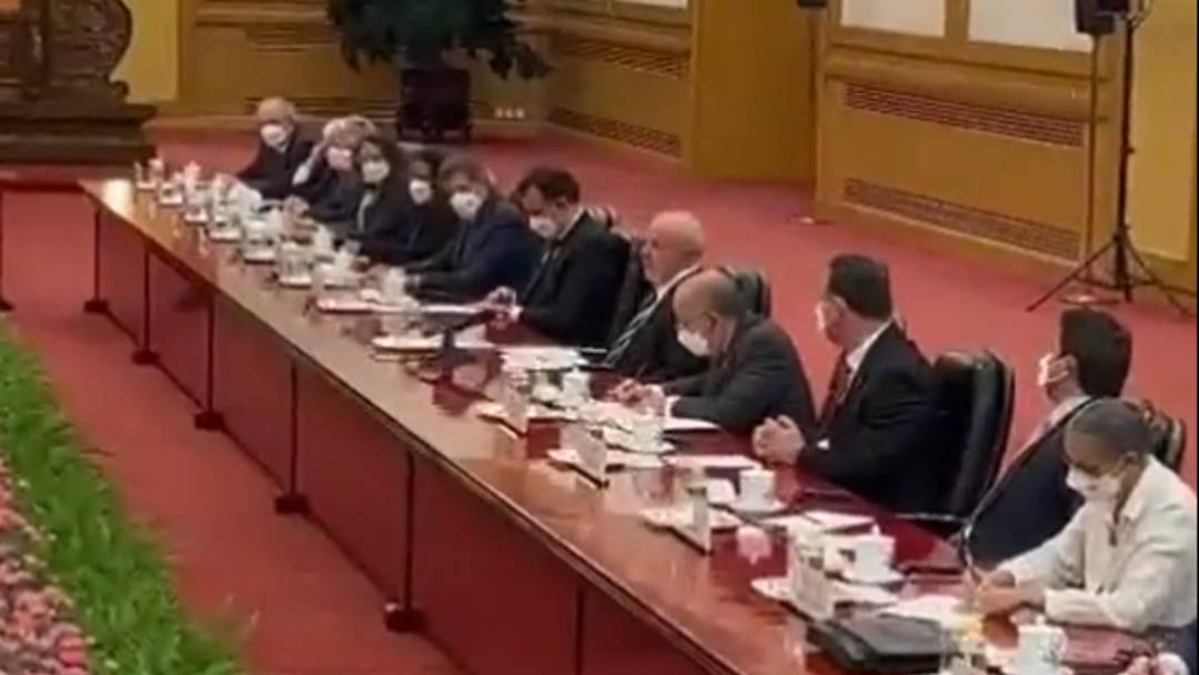 Lula e a comitiva brasileira participam de encontro ampliado com o presidente da China, Xi Jinping, e autoridades chinesas