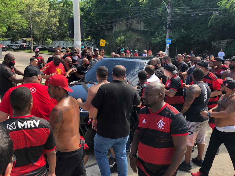 Torcedores cercam carro de jogador na entrada do Ninho do Urubu — Foto: Caíque Andrade