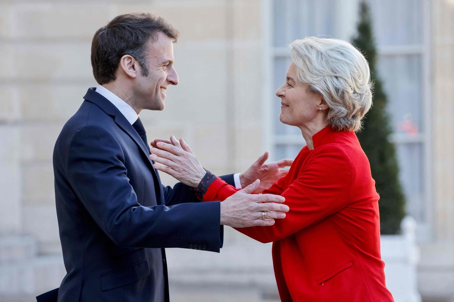 Presidente da França, Emmanuel Macron, e presidente da Comissão Europeia, Ursula von der Leyen, durante reunião no Palácio do Eliseu