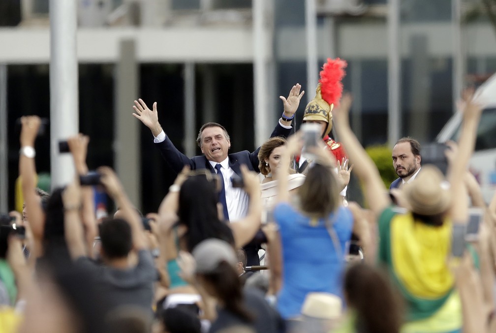 Jair Bolsonaro, e sua esposa, Michelle Bolsonaro  — Foto: Andre Penner/AP