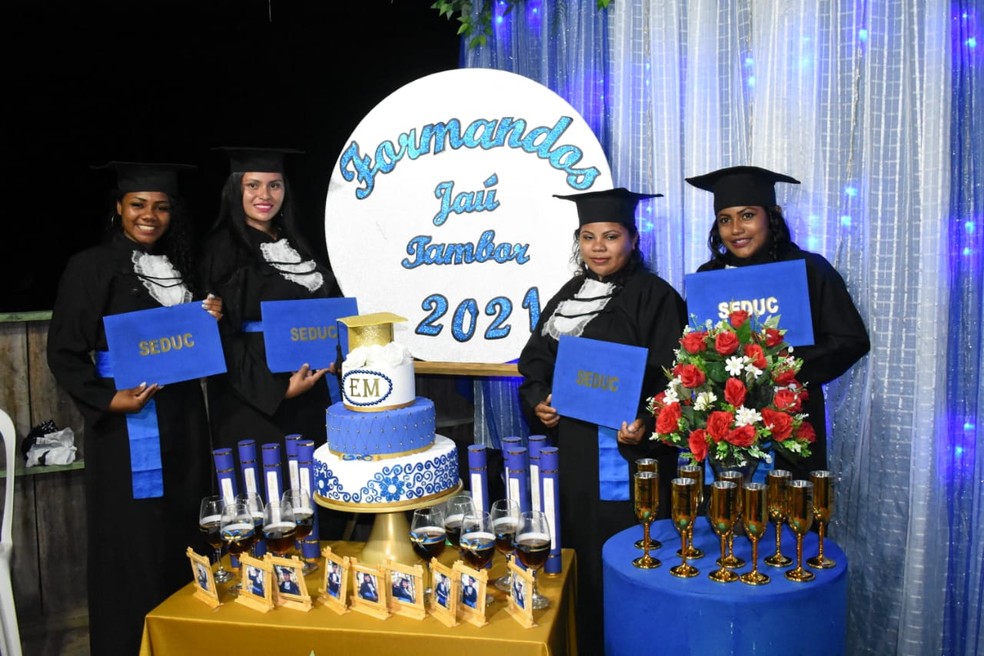 Estudantes celebraram a formatura com a comunidade. — Foto: Divulgação 