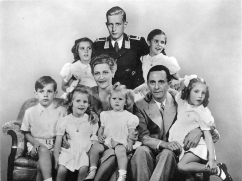 Joseph e Magda Goebbels com os seis filhos. De uniforme está Harald Quandt, filho do primeiro casamento de Magda (Foto: Wikimedia Commons)