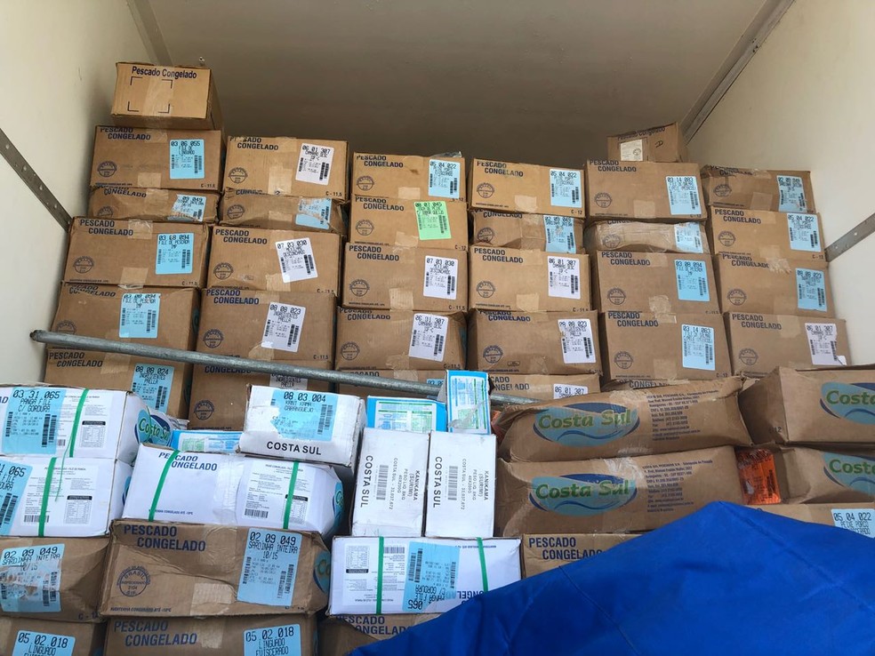 Cerca de 10 toneladas de camarão foram apreendidas pela Polícia Rodoviária (Foto: Jaqueline Frizon/TV Tem)