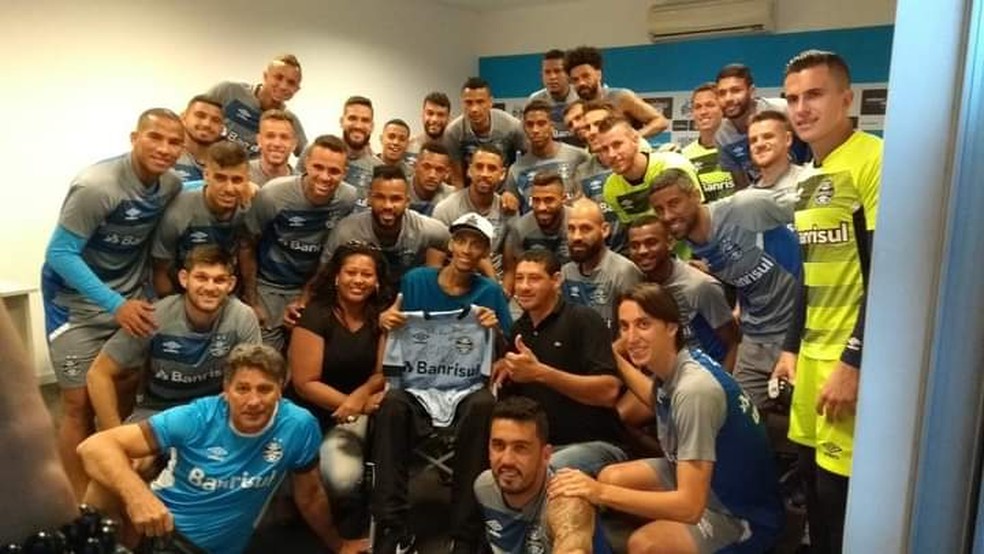 Renato e os jogadores do Gr&ecirc;mio na visita feita por Willian ao CT &mdash; Foto: Arquivo pessoal