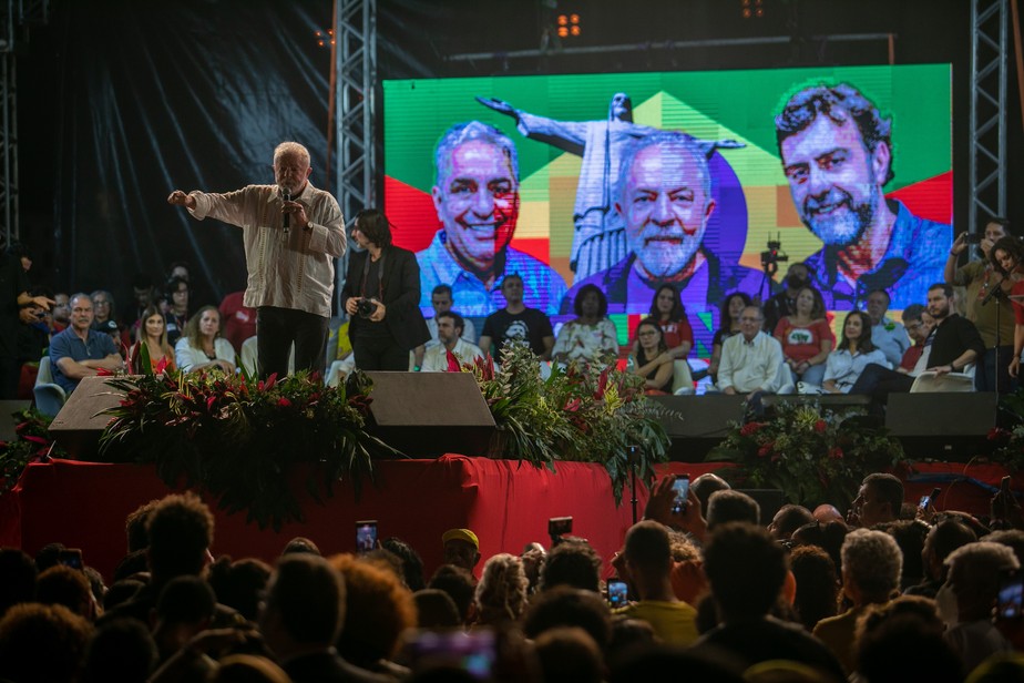 Em discurso de Lula, painel no palco exibia imagens do ex-presidente com Freixo e Ceciliano