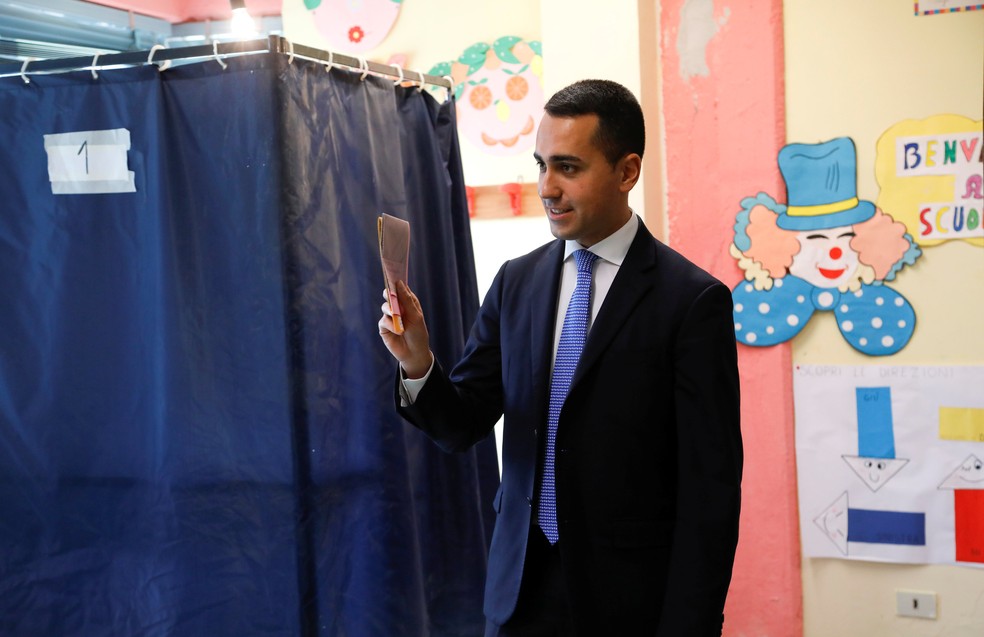 Líder do Movimento 5 Estrelas, Luigi Di Maio, vota em Pomigliano d'Arco, perto de Nápoles  (Foto: Ciro De Luca/Reuters)