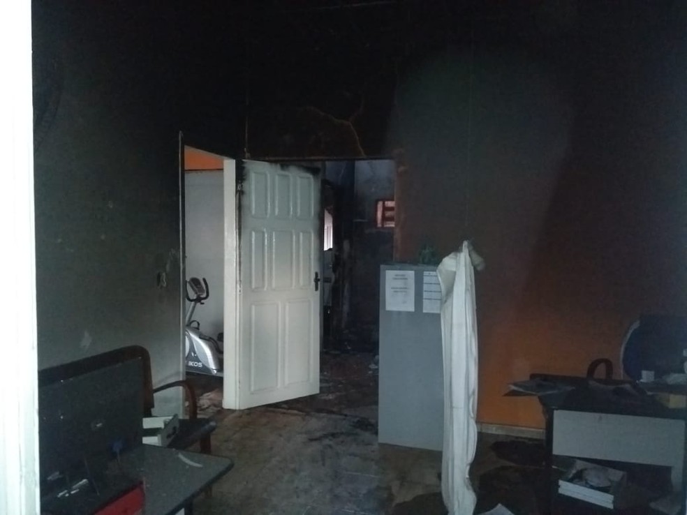 Incêndio atingiu sede da Secretaria de Saúde de Guarantã (SP) na madrugada desta segunda-feira (3) — Foto: Corpo de Bombeiros/ Divulgação