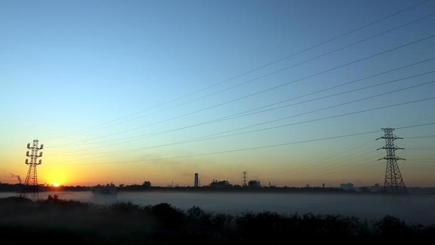 Linhas de transmissão de eletricidade são vistas durante nascer do sol em Caçapava, no Brasil - energia - distribuidora - elétrica (Foto: Paulo Whitaker/Reuters)