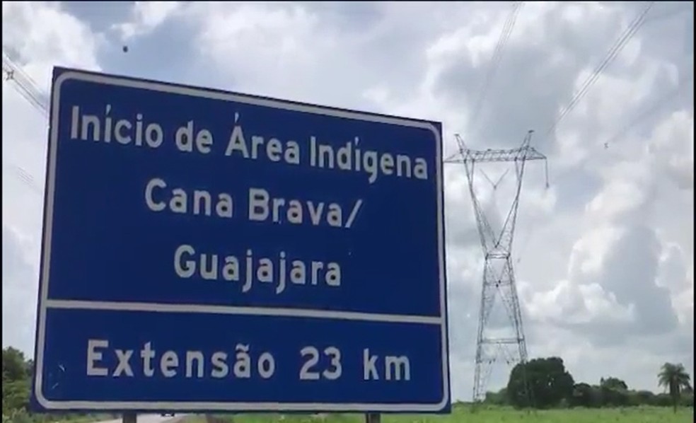 Índios derrubam nova torre de energia na Reserva Cana Brava no MA — Foto: Reprodução/TV Mirante