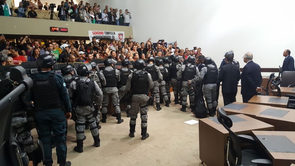 Tropa de Choque no plenário da Assembleia Legislativa de MS (Foto: Ginez César/TV Morena)
