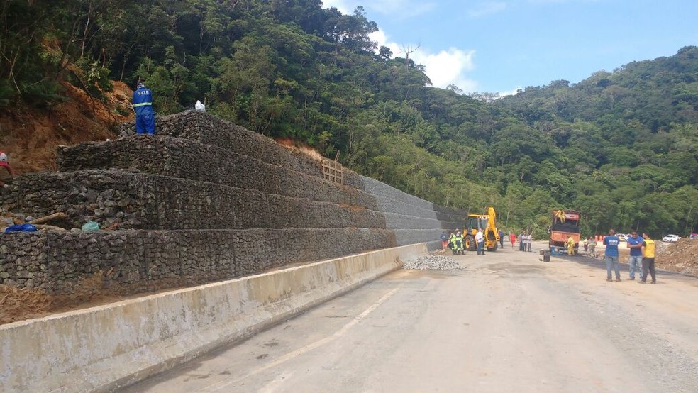 Obras ainda são feitas na Rodovia Mogi-Bertioga (Foto: Kriss Oliveira/ TV Diário)