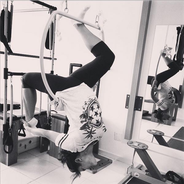 Juliana Knust, grávida, posta foto fazendo acorbacias no pilates (Foto: Reprodução / Instagram)