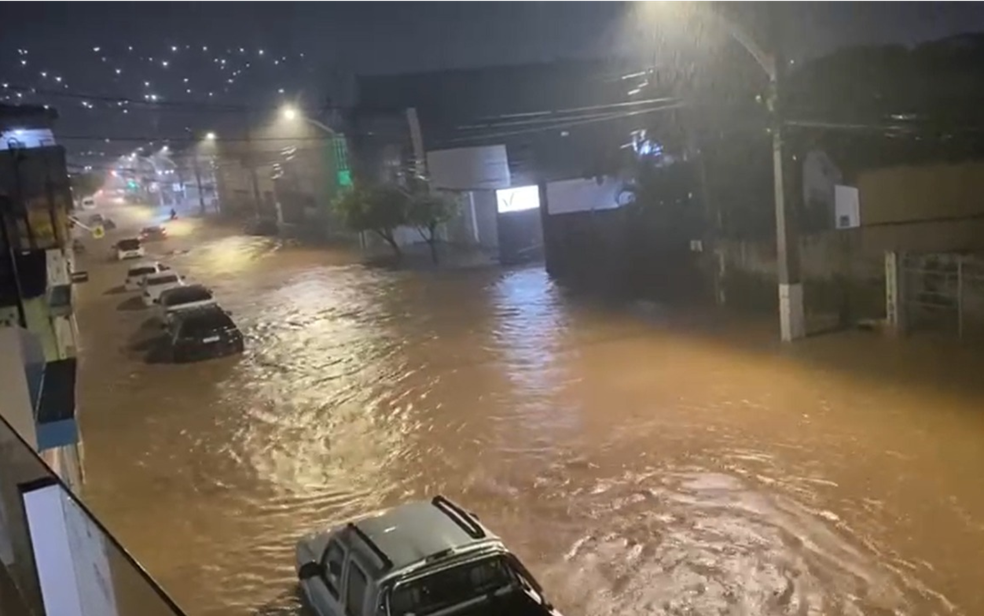 Chuva deixa ruas alagadas em Jacobina, no norte da Bahia — Foto: Reprodução/Redes Sociais