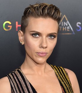 Scarlett Johansson também é adepta do topete com gel, criando um visual à la wet hair.