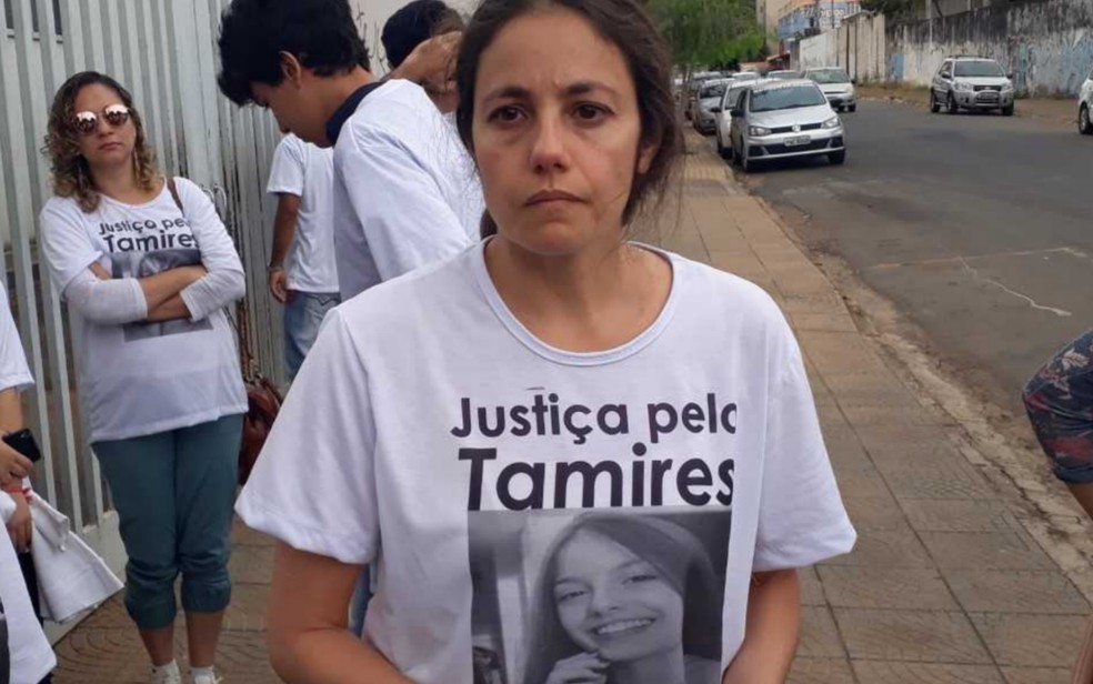 Maria Paulo acompanha, do lado de fora, julgamento de adolescente, em Goiânia (Foto: Paula Resende/G1)